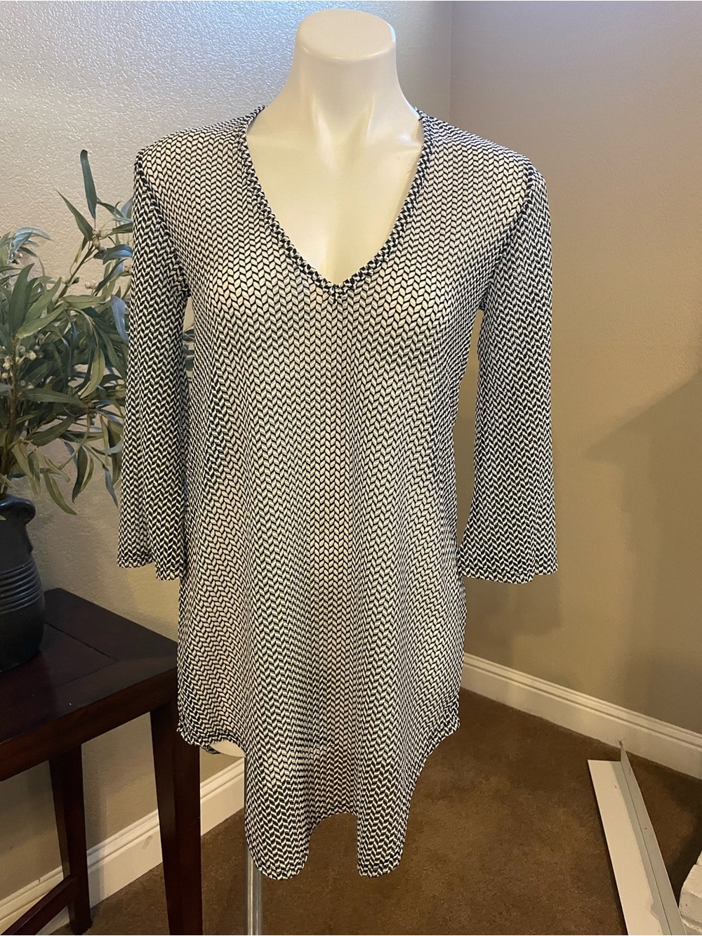 Jordan Taylor Black and White V-Neck Long Sleeve Dress NWT